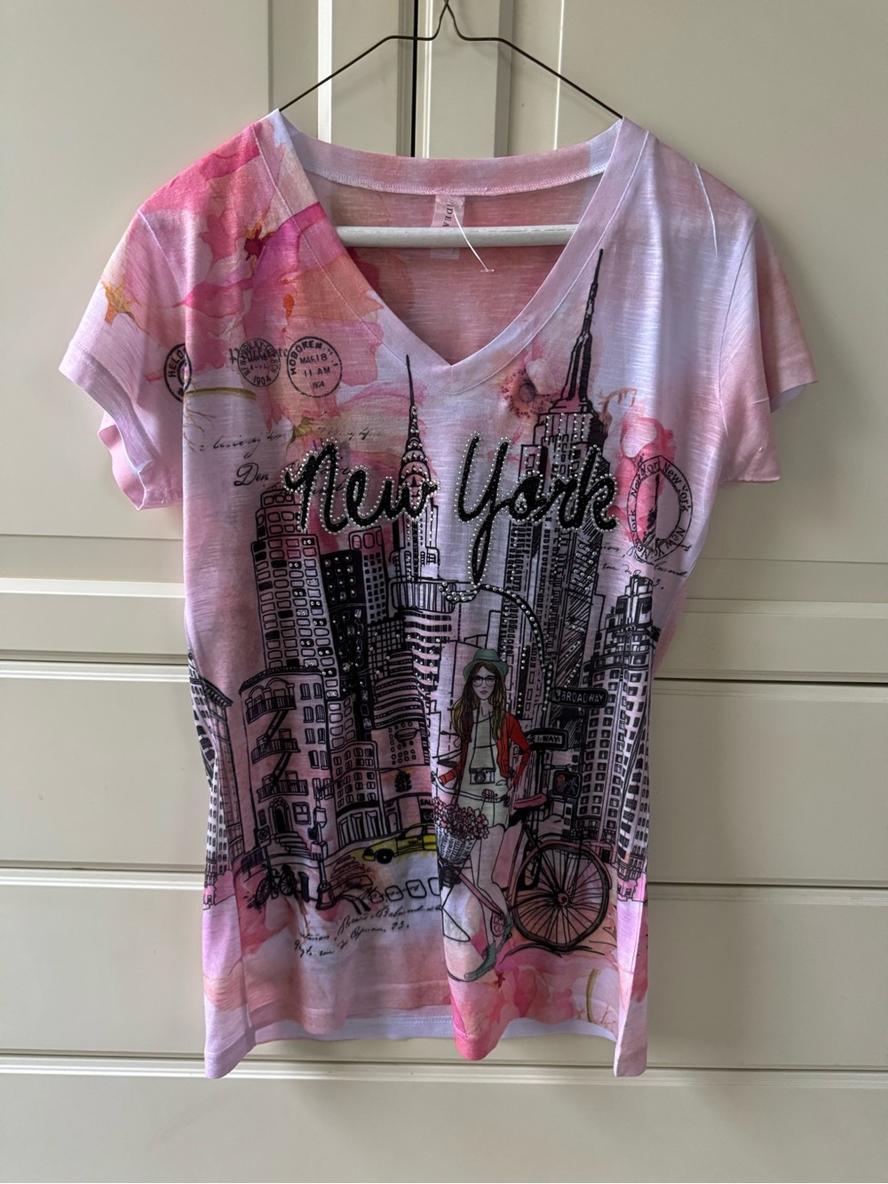 New York Graphic V-Neck Tee in Pink
